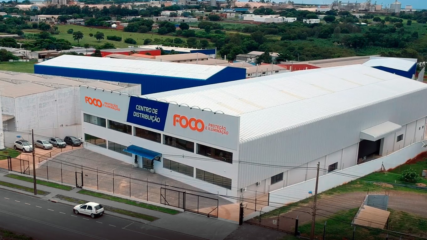 Vista aérea do Centro de Distribuição da FOCO em Maringá, com a fachada da marca FOCO Proteção e Iluminação